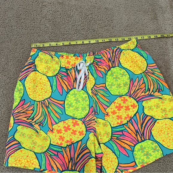 Chubbies Swimming Shorts Men’s X LARGE 
Look Colorful Pineapple 5.5” Swim Trunks - Picture 9 of 16